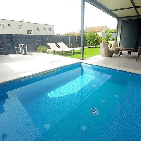 Unique - Garden With Private Heated Massage Pool Only For