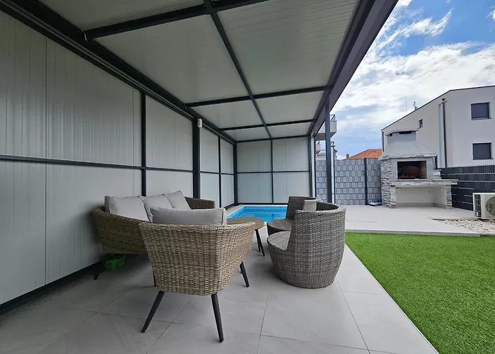 Unique - Garden With Private Heated Massage Pool Only For