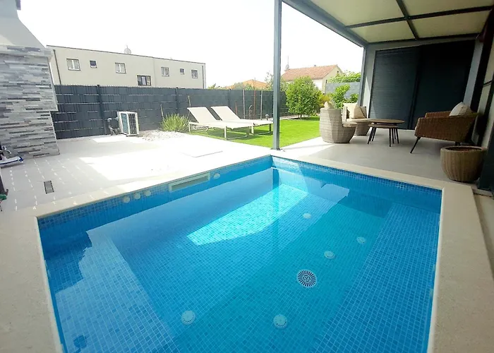 Unique - Garden With Private Heated Massage Pool Only For
